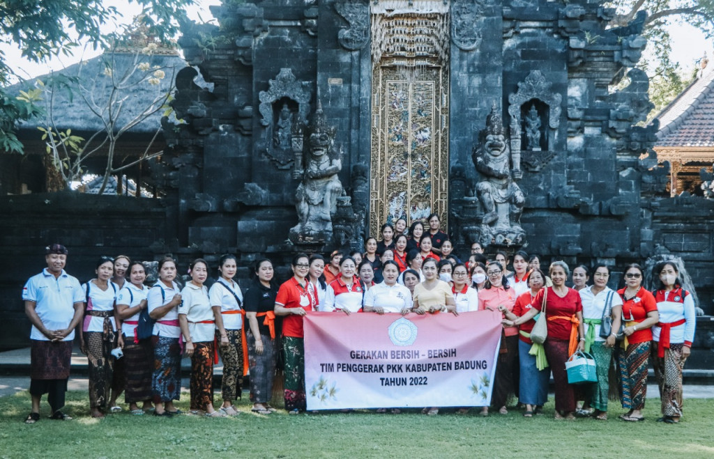 TP PKK Badung Laksanakan Gerakan Bersih-Bersih di Pura Dalem Legian Kuta